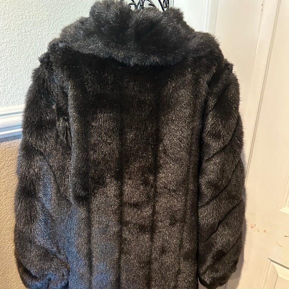 Made in USA Black Faux Fur Coat Deep Brown Highlights Size L Gorgeous Detail - Picture 6 of 10
